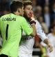 Casillas besa a Sergio Ramos durante la final de la Champions