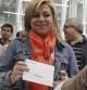 Elena Valenciano, ejerciendo su derecho a voto.