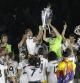 Los jugadores del Real Madrid posan con la Champions en el Bernabeu