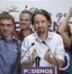 Pablo Iglesias, cabeza de lista de Podemos a las Elecciones Europeas, saluda a sus simpatizantes tras conocer los resultados electorales.