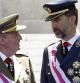 Fotografía de archivo tomada el 01 de junio de 2013, del Rey Don Juan Carlos conversando con el Príncipe de Asturias en el acto de celebración del Día de las Fuerzas Armadas