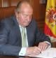 El Rey Don Juan Carlos ha firmado hoy el documento de su abdicación que, posteriormente, ha entregado al presidente del Gobierno, Mariano Rajoy, en el Palacio de la Zarzuela