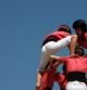 La Colla Vella dels Xiquets de Valls a punt d'acabar un dels castells descarregats davant la Torre Eiffel
