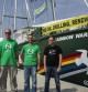 El capitán del buque Rainbow Warrior de Greenpeace, Joel Stewart (2d); el responsable de la campaña "Petróleo no, ni aquí ni en el Ártico", Julio Barea (2i); el dirigente de Petroli no-Columbretes Netes, Albert Fernández (i), y Ezequiel Navío (d), de la oficina de acción global del Cabildo de Lanzarote/save Canarias, posan ante la embarcación amarrada en Valencia como medida de concienciación contra las prospecciones petrolíferas