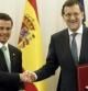 El jefe del Ejecutivo español, Mariano Rajoy (d) y el presidente de México, Enrique Peña Nieto, durante la firma de un acuerdo dentro del encuentro que ambos mantuvieron hoy en el Palacio de La Moncloa, en el marco de los actos de la visita de Peña Nieto a España.