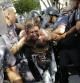 La policía detiene a un manifestante en Sao Paulo en las horas previas a la inauguración del Mundial 2014