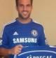 Cesc Fàbregas posa con la camiseta de su nuevo club