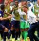 Robin van Persie celebra su primer gol con el banquillo de Holanda