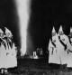 Cruz de fuego durante una reunión nocturna de los miembros Ku Klux Klan en Washington en diciembre de 1932