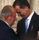 El rey Juan Carlos abraza a su hijo, el príncipe Felipe