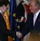 El rey Juan Carlos estrecha la mano del presidente del Gobierno, Mariano Rajoy