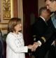El rey Felipe VI saluda a la vicepresidenta del Gobierno, Soraya Sáenz de Santamaría, en presencia del ministro de Asuntos Exteriores, José Manuel García Margallo, tras la ceremonia de proclamación celebrada en el Congreso