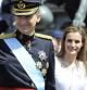 Felipe VI y la reina Letizia saludan desde el coche que les ha llevado desde el Congreso al Palacio Real