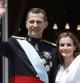 Los Reyes don Felipe y doña Letizia, saludan desde el balcón del Palacio Real.