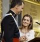FelipeVI, en un momento de su discurso de investidura, junto a la reina Letizia en el Congreso