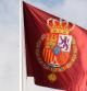 Detalle de la bandera con el nuevo escudo de armas de Felipe VI que ondea en el Palacio de la Zarzuela