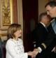 El rey Felipe VI saluda a la vicepresidenta del Gobierno, Soraya Sáenz de Santamaría, en presencia del ministro de Asuntos Exteriores, José Manuel García Margallo (i), tras la ceremonia de proclamación celebrada en el Congreso de los Diputados.