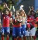 Los jugadores de la selección costarricense celebran el pase a octavos