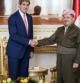 El secretario de Estado de los EE.UU., John Kerry, saluda al presidente del Kurdistán iraquí Massoud Barzani