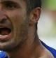 Chiellini muestra al árbitro el mordisco que le dio Luis Suárez