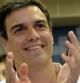 El aspirante a liderar el PSOE Pedro Sánchez aplaude durante la reunión en Pamplona