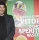 El actor vitoriano Karra Elejalde frente al cartel promocional de 'Ocho aperitivos vascos'