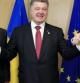 El presidente de Ucrania, Petro Poroshenko, posa junto al presidente de la Comisión Europea, Jose Manuel Durao Barroso, y el presidente del Consejo Europeo, Herman Van Rompuy
