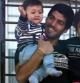 Luis Suárez junto con sus hijos en la puerta de su domicilio cerca de Montevideo, en Uruguay