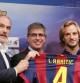 El director deportivo del FC Barcelona, Andoni Zubizarreta (i), el vicepresidente responsable del área deportiva, Jordi Mestre (c), y el jugador croata Ivan Rakitic (d), durante la presentación en el Camp Nou del ex del Sevilla