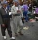 Dos hombres kurdos ataviados con el traje típico caminan por el mercado de Irbil, capital del Kurdistán iraquí