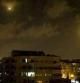 Bombas de luz iluminan una zona bombardeada por el ejército israelí en la ciudad de Gaza