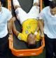 Neymar es sacado en camilla tras recibir un rodillazo de Zuñiga