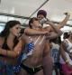 Jóvenes de fiesta en una 'boat party' en Barcelona