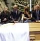 Familiares de Di Stefano, junto al féretro de la leyenda.