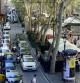 Lateral de la Rambla de bajada con trafico de coches, peatones y terrazas del,paseo central