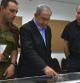 Fotografía facilitada por las Fuerzas Armadas israelíes del primer ministro israelí, Benjamín Netanyahu, y al ministro de Defensa israelí, Moshe Yaalon, durante su visita al Comando Sur del ejército israelí