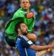 Neuer e HIguaín chocan al luchar por un balón