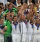 El alemán Philipp Lahm levanta la copa que acredita a su equipo como Campeón del Mundo tras el Mundial de Brasil 2014