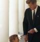 El presidente John F. Kennedy y su hijo, John F. Kennedy Jr. caminan juntos en el ala oeste Columnata de la Casa Blanca en Washington el 10 de octubre de 1963.