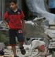 Un niño camina por las desoladas calles del barrio de Beit Lahiya, situado al norte de Gaza