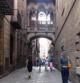 El falso puente gótico de la calle del Bisbe de Barcelona
