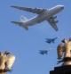 Un avión Il-80 ruso y un MiG-29 fighter sobre vuelan la Plaza Roja de Moscú en el desfile del Día de la Victoria