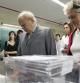 Jordi Pujol, votando junto a su esposa Marta Ferrusola durante las elecciones de 2006 al Parlament de Catalunya