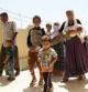 Familias desplazadas de la minoría yazidi que huyen de la violencia en la ciudad iraquí de Sinjar, al oeste de Mosul, llegan a la provincia de Duhok