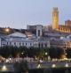 Lleida al atardecer con la Seu Vella al fondo y el Segre en primer plano