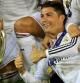 Cristiano Ronaldo posa con la Supercopa de Europa, uno de los pocos títulos que le faltaban