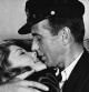 Bacall y Bogart abrazados en una escena de 'Tener y no tener' de Howard Hawks