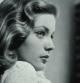 El cabello ondulado y la elegante feminidad de Lauren Bacall la posicionaron como un referente de estilo en los años dorados de Hollywood, llamando la atención de diseñadores como Saint Lauren y Pucci
