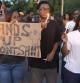 Manifestantes protestan en el lugar donde falleció el joven Michael Brown en Ferguson, Misuri