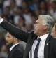 El entrenador del Real madrid, el italiano Carlo Ancelotti, da instrucciones a sus jugadores durante el partido de ida de la Supercopa de España.